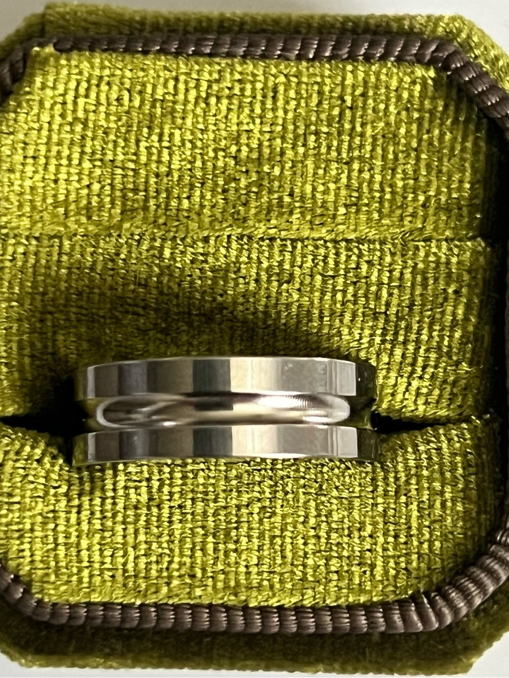 Classic Design Men’s Stainless Steel Silver Beveled Design 8mm Band Size 10